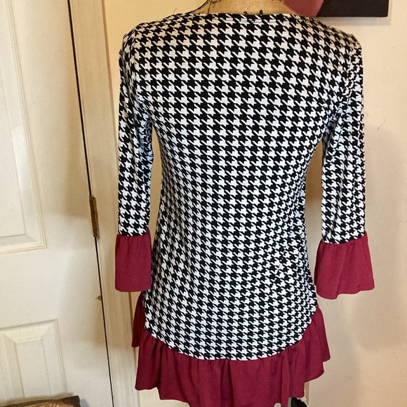 Houndstooth and Crimson Women’s size Medium Blouse top - Picture 2 of 2